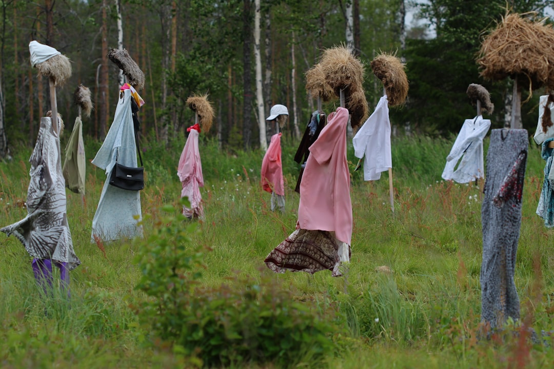 torf – ein organisches material, das aus teilweise zersetzten pflanzlichen resten in mooren entsteht. es wird als brennstoff, bodenverbesserer und in der gartenbauindustrie verwendet.